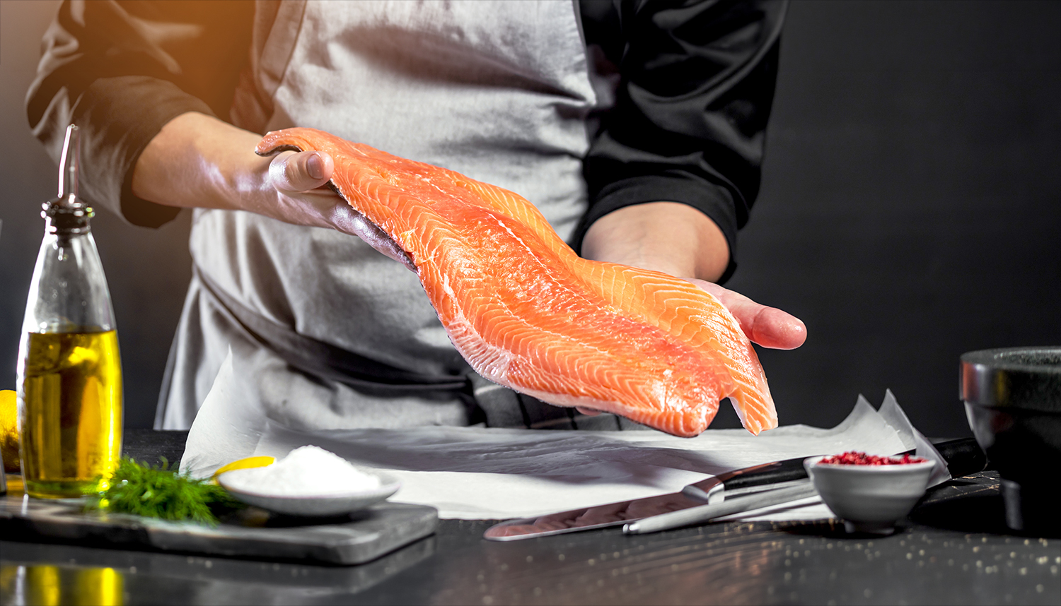 Koch aus Hamburg zeigt frischen fisch