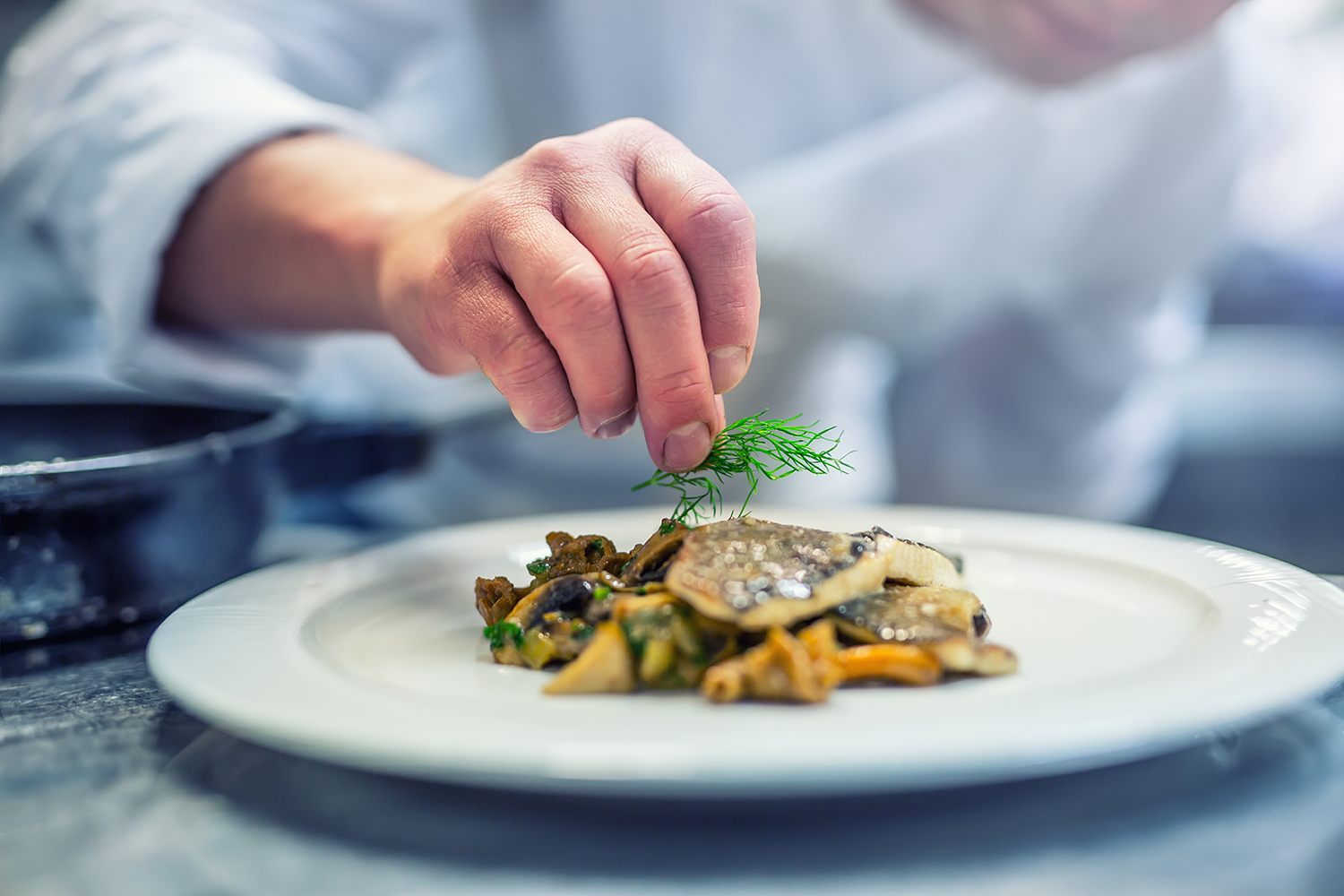 Fischmenu wird angerichtet